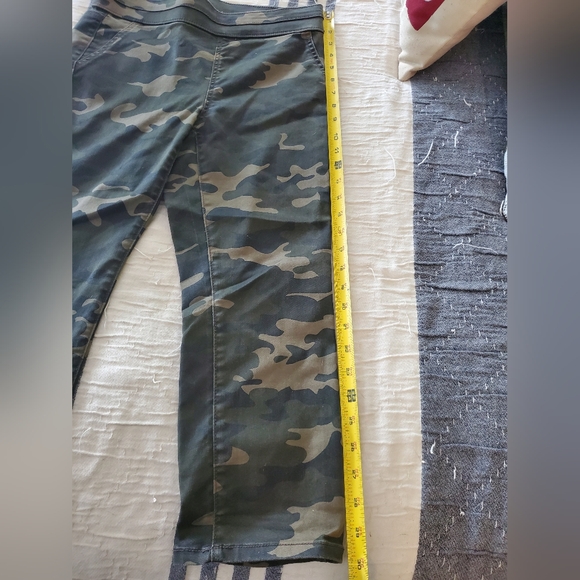 New York & Co. Camo Capris, Size Small - Picture 4 of 5